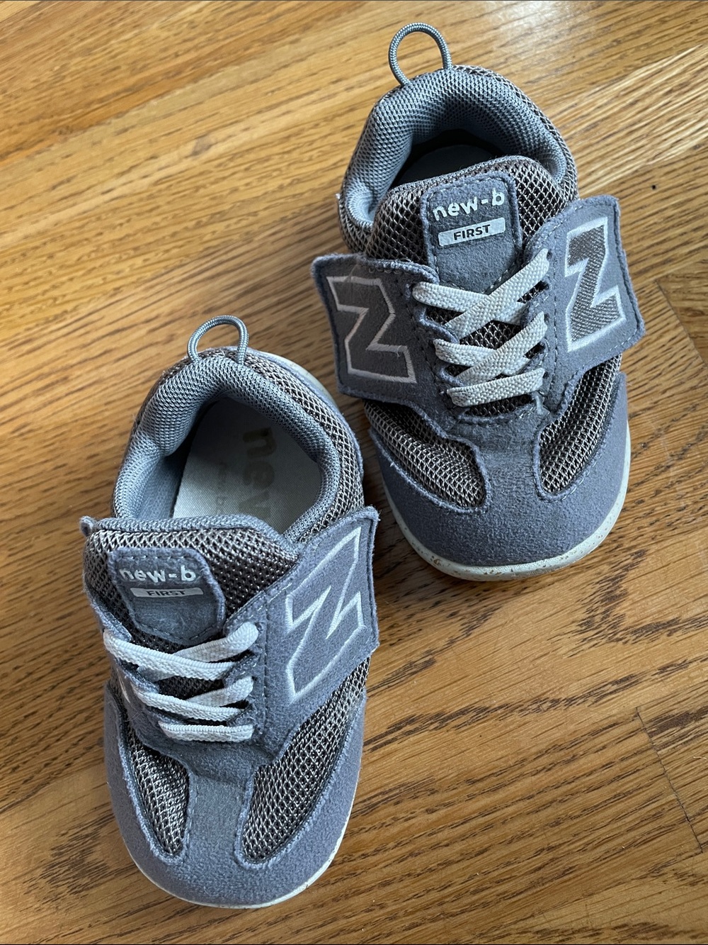 New Balance 1st Boys Gray & White Velcro Sneakers size 5.5